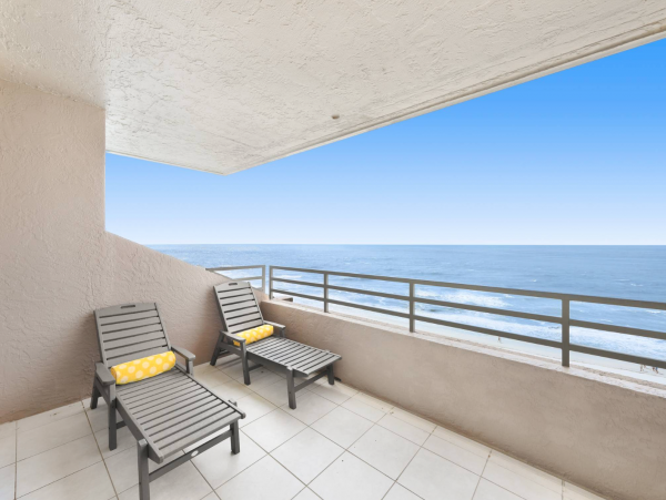 On Beach Vacation Condo Two Bedrooms in Marco Marco Island
